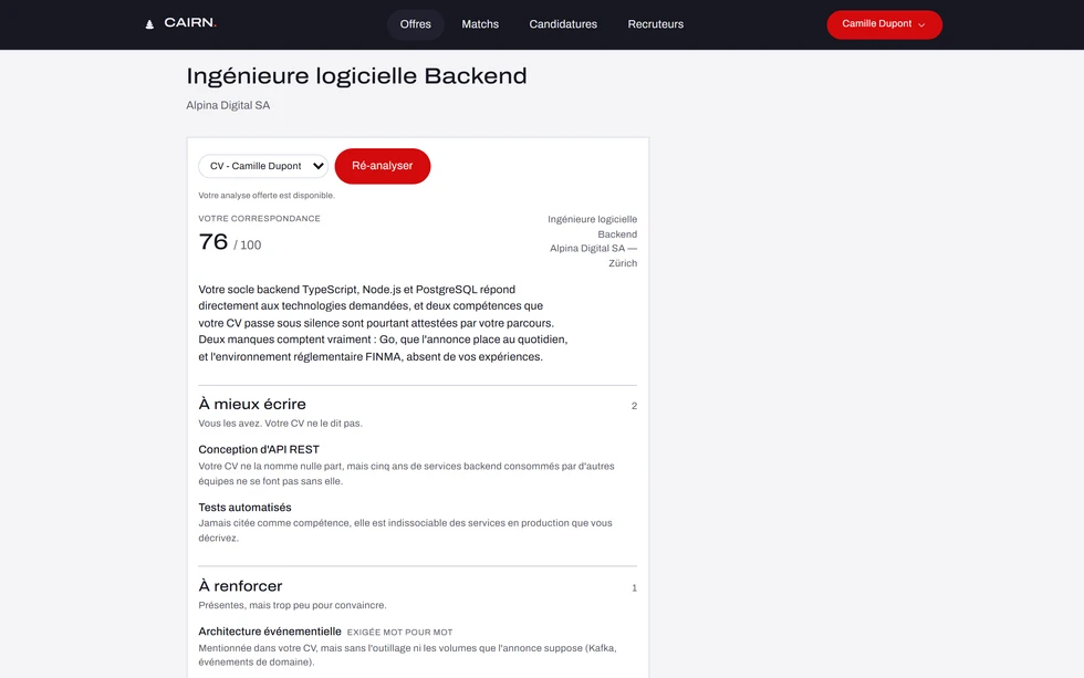Analyse d'une offre sur Cairn : en tête, le score de correspondance CV↔offre (76/100) et son résumé pour un poste d'ingénieure logicielle Backend chez Alpina Digital SA ; en dessous, les compétences regroupées par sections nommées — « À mieux écrire », sous-titrée « Vous les avez. Votre CV ne le dit pas. », puis « À renforcer » — chacune avec son nombre de compétences, et chaque ligne accompagnée de la justification qui la fonde.